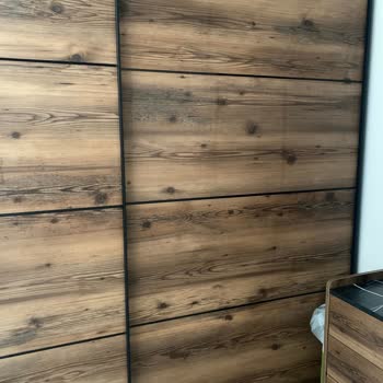 Aynalar Yerinden Düşüyor, Mağaza Yardımcı Olmuyor