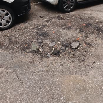 Manisa 3411 Sokak'ta Derin Oyuklar Araçları Tehlikeye Atıyor