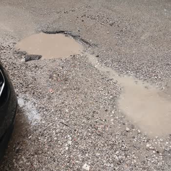 Manisa 3411 Sokak'ta Derin Oyuklar Araçları Tehlikeye Atıyor