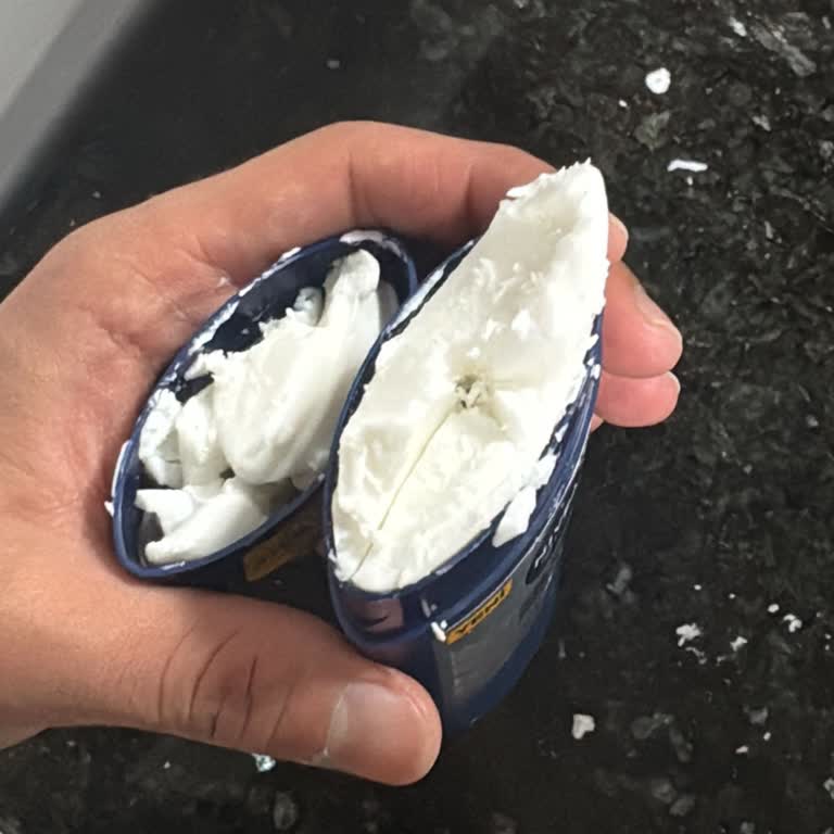 Kırık Ambalaj Ve Eksik Son Kullanma Tarihi Olan Nivea Deodorantı Ciltte Şişmeye Neden Oldu