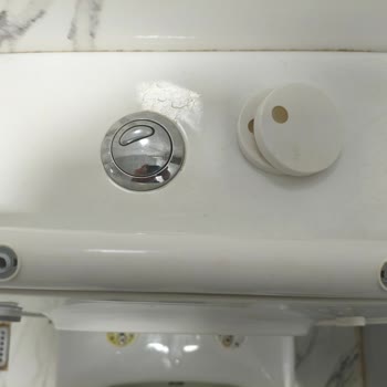 İki Yıl Sonra Kırılan Klozet Kapak Menteşi Ve Ücretsiz Yedek Parça Talebi