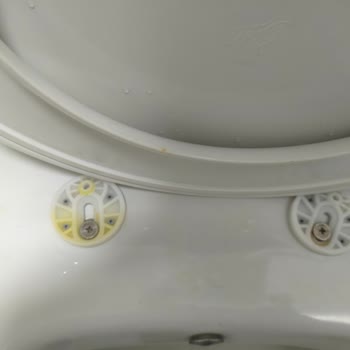 İki Yıl Sonra Kırılan Klozet Kapak Menteşi Ve Ücretsiz Yedek Parça Talebi