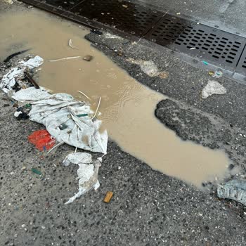 Buca İnönü Mahallesi'nde Kapanmayan Çukur Yol Güvenliğini Tehdit Ediyor