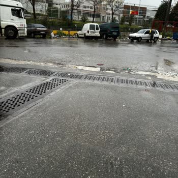 Buca İnönü Mahallesi'nde Kapanmayan Çukur Yol Güvenliğini Tehdit Ediyor