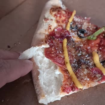 Peynir Kenarsız Ve Az Malzemeli Pizza Teslimatı
