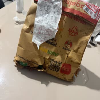 Geciken Sipariş Ve Çamurlu Burger, Kırık Paket, Müşteri Hizmetinin Ciddiyetsiz Yaklaşımı