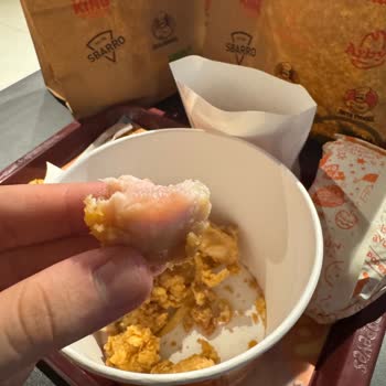 Popeyes Çekmeköy Şubesinde Çiğ Tavuk Servisi Sağlık Riski Oluşturuyor