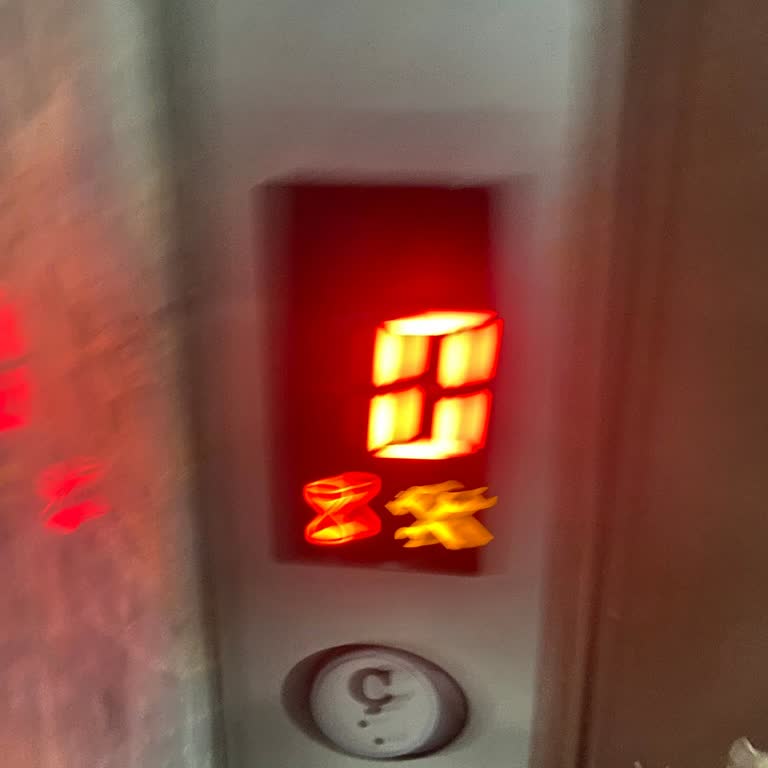 Çalışmayan Asansör, Can Güvenliğini Tehlikeye Atan İlgisiz Firma Ve Yönetim