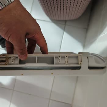 Kırılan Turkuaz Klozet Kapağı Menteşesi İçin Orijinal Parça Talebi