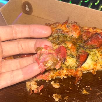 Domino’s Törekent Şubesinde Plastik Eldiven Parçası Bulundu Sağlık Riski