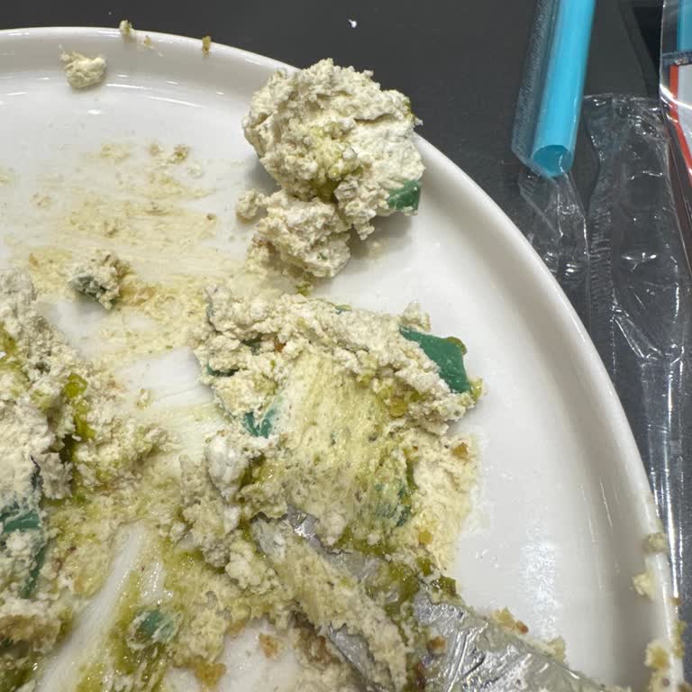 Güngör Pastanesi Cedric Grolet Pistachio Tatlısında Ekşi Krema Ve Fazla Yağlı Dış Kısım Şikayeti