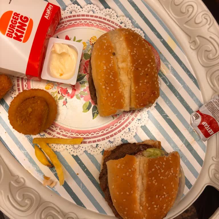 Bayat Ekmeğin İçine Sıkıştırılmış Hamburger Ve Cevapsız Müşteri Hizmeti