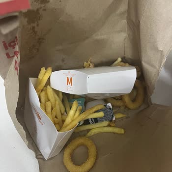 İki Saat Gecikme, Eksik Ve Soğuk Ürünler