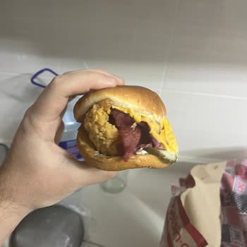 İki Saat Gecikme, Eksik Ve Soğuk Ürünler