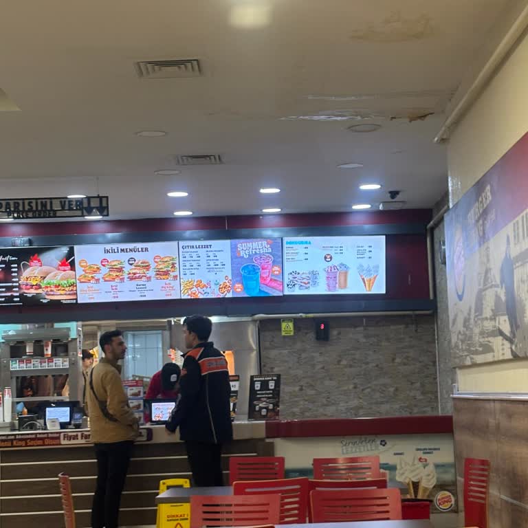 Burger King Bursa Nilüfer'de Tavan Su Sızdırıyor, Çalışanlar Tehlikede