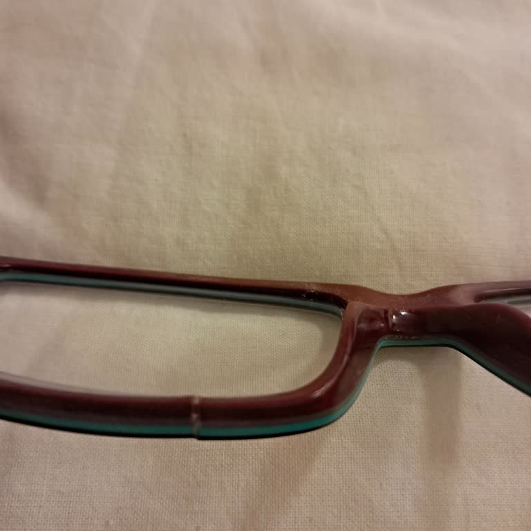 Lacoste Gözlük Çerçevesi Cam Değişimi Sonrası Kırıldı Ve Yapıştırıldı