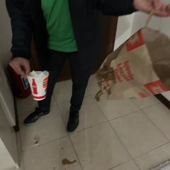 Kalitesiz Poşet Nedeniyle Koltukta Kola Dökülmesi Ve Eksik Sos Şikayeti