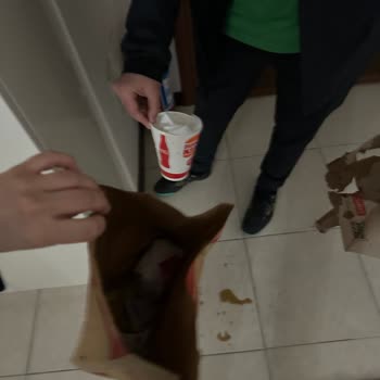 Kalitesiz Poşet Nedeniyle Koltukta Kola Dökülmesi Ve Eksik Sos Şikayeti