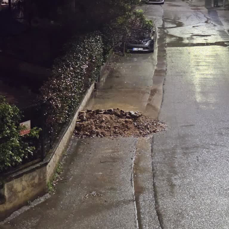 Nilüfer’de UEDAŞ’ın Bıraktığı Molozlar Görüntü Kirliliği Ve Güvenlik Sorunu Oluşturuyor