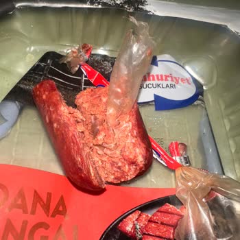 Yüksek Fiyatlı Sucukta Dış Bağırsağın Parçası Bulunması Ve Ücret İadesi Talebi