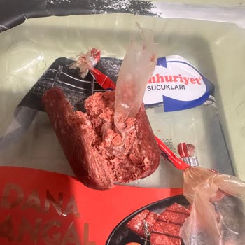 Yüksek Fiyatlı Sucukta Dış Bağırsağın Parçası Bulunması Ve Ücret İadesi Talebi