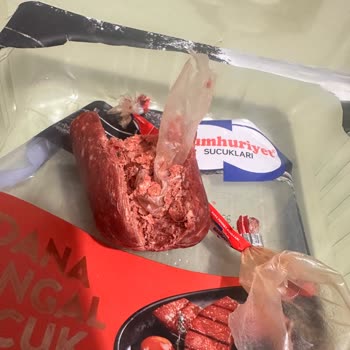 Yüksek Fiyatlı Sucukta Dış Bağırsağın Parçası Bulunması Ve Ücret İadesi Talebi