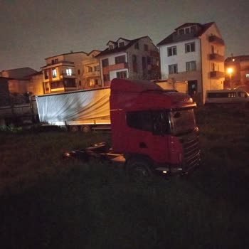 Kartepe Belediyesi Ev Önündeki Tırları Kaldırmalı