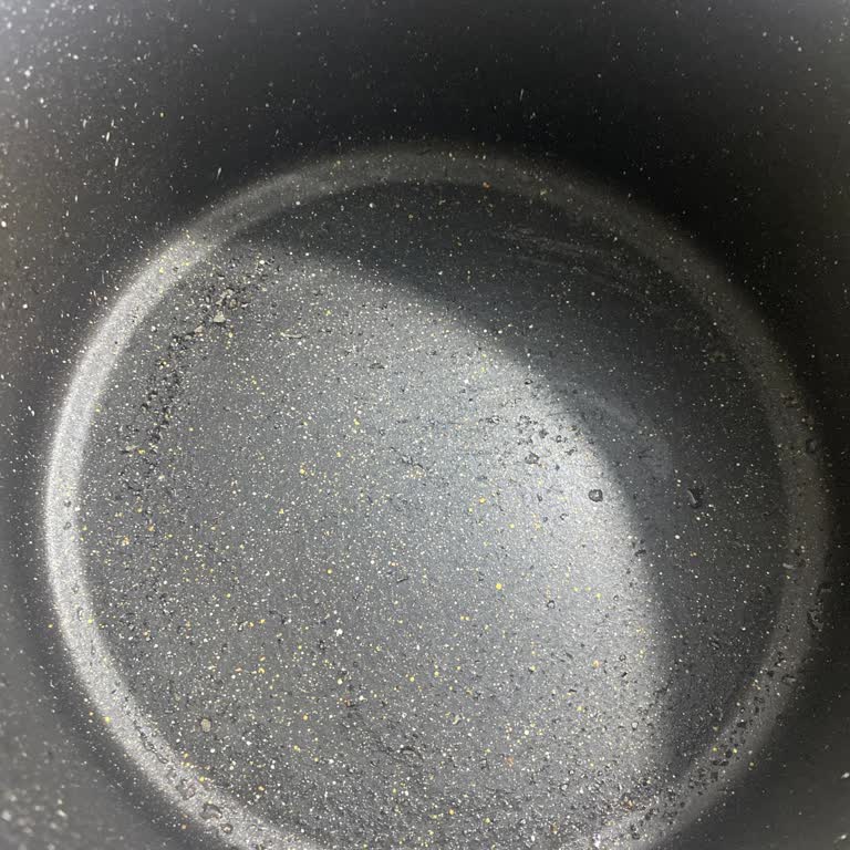 Karaca Züccaciye Emaye Seti Beşinci Aydan Sonra Dibinden Kalkmaya Başladı