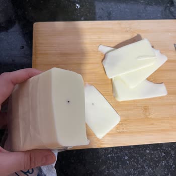 İçim Kaşar Peynirinde Sert Siyah Yabancı Cisim