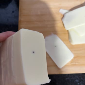 İçim Kaşar Peynirinde Sert Siyah Yabancı Cisim