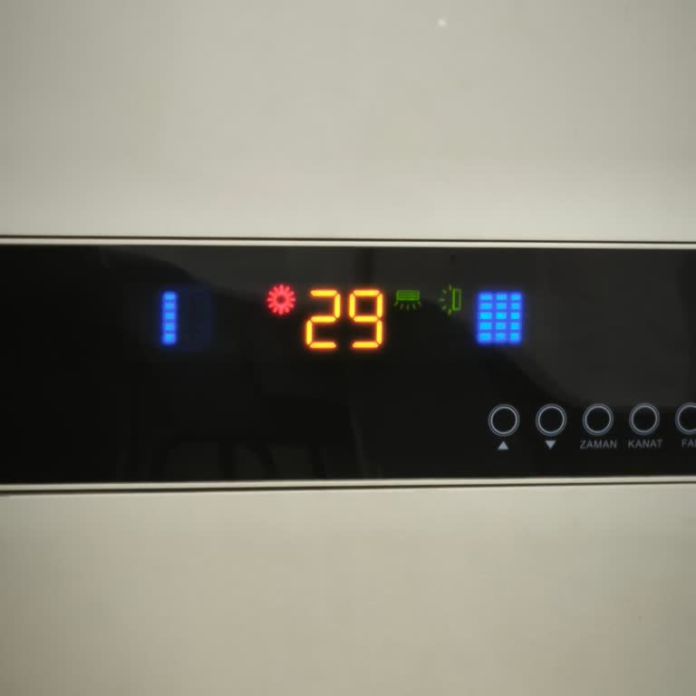 Kütüphane Kliması Aşırı Sıcak Ve Görevli Kullanıcıları Sert Dille Azarlıyor