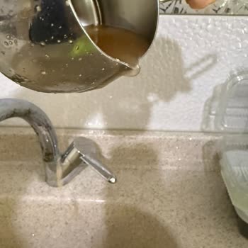 Karaca Cezvenin Küçük Ucu Sebebiyle Kahve Dökülüyor