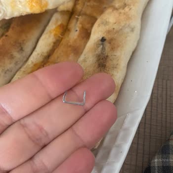 Kardeşler Pide Fırını Kayseri Peynirli Üründen Zımba Teli Çıkması