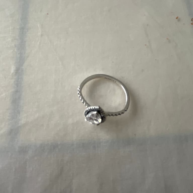 Satın Aldığım Yüzüğün Taşı Bir Hafta İçinde Düşmüş, Mağaza Garanti Dışı Değerlendiriyor