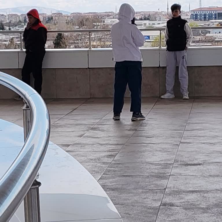 Kent Plaza’da Sigara Alanına Velisiz Çocukların Girişi Ve Denetim Eksikliği