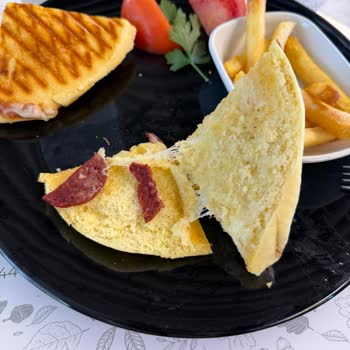 Karışık Tostta Kaşar Ve Sucuk Eksikliği, Kalitesiz Sucuk