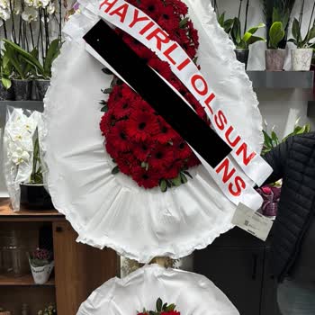 Görseldeki Çiçek Yoğunluğu Uyuşmayan Çelenk İçin İade Talebi