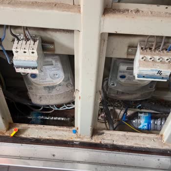 TEDAŞ Sayaç Okuma Görevlileri Kapağı Koymuyor, Çöp Ve Pet Şişeleri Sayaçların Arasına Bırakıyor