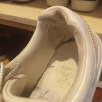 FLO Ayakkabılarının İç Kısmının Altı Ayda Ağırca Yırtılması Ve Değişim Talebi