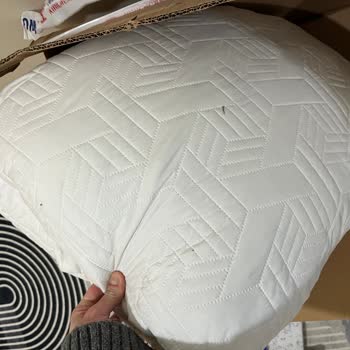 Ambalajsız Ve Hasarlı Pakette Hijyenik Olmayan Yastık Teslimatı