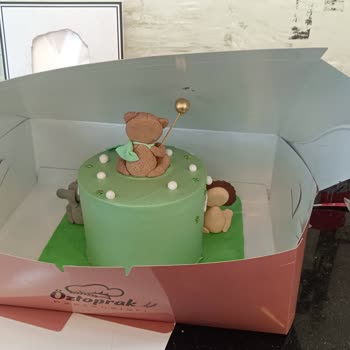 Özensiz Paketleme Ve Hasarlı Doğum Günü Pastası