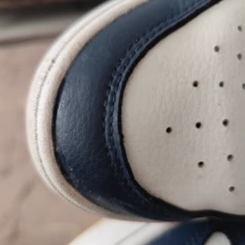 Az Kullanılmış Puma Ayakkabısının Yanlarının Açılması Ve Mağazadan Geri Dönüş Yokluğu