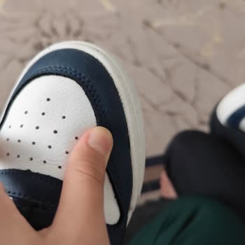 Az Kullanılmış Puma Ayakkabısının Yanlarının Açılması Ve Mağazadan Geri Dönüş Yokluğu