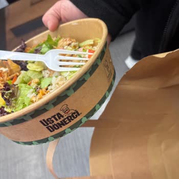 Böcekli Salata Ve Restoranın Yetersiz Telafisi