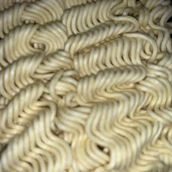 Sebzeli Noodle’da Garip Koku, Renk Değişikliği Ve Sağlık Riski