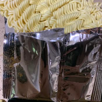 Sebzeli Noodle’da Garip Koku, Renk Değişikliği Ve Sağlık Riski