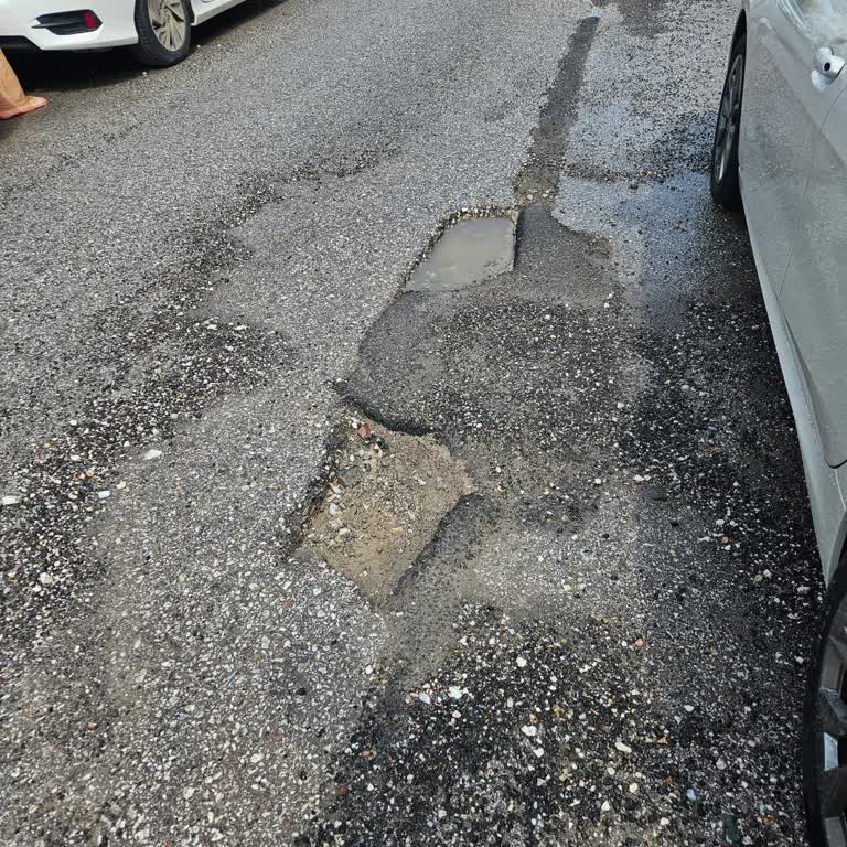 Kazı Sonrası Asfalt Çalışması Kalitesiz, Sokakta Çukurlar Ve Bozuk Zemin