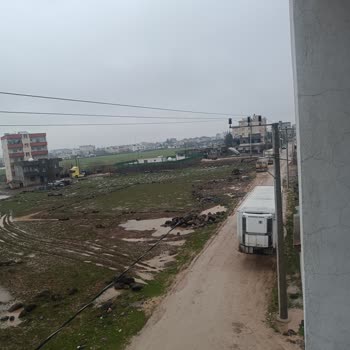 Çocuklar İçin Ciddi Güvenlik Tehlikesi Oluşturan Elektrik Hattı Cam Yanına Çok Yakın