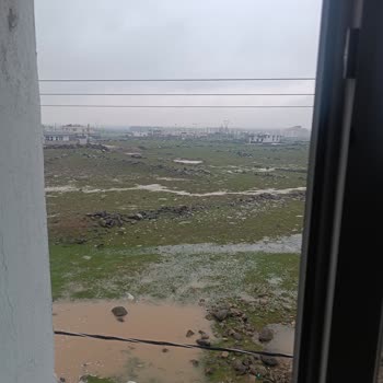 Çocuklar İçin Ciddi Güvenlik Tehlikesi Oluşturan Elektrik Hattı Cam Yanına Çok Yakın