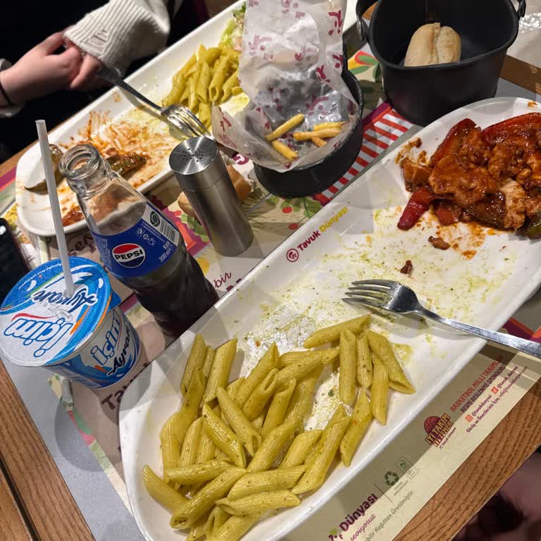 İstinyePark Tavuk Dünyası’nda Soğuk Yemek Ve İlgisiz Servis